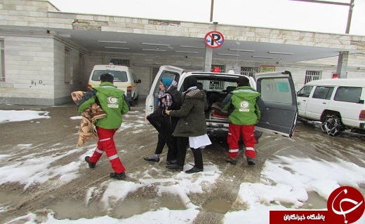 امداد رسانی به دو بیمار گرفتار در برف