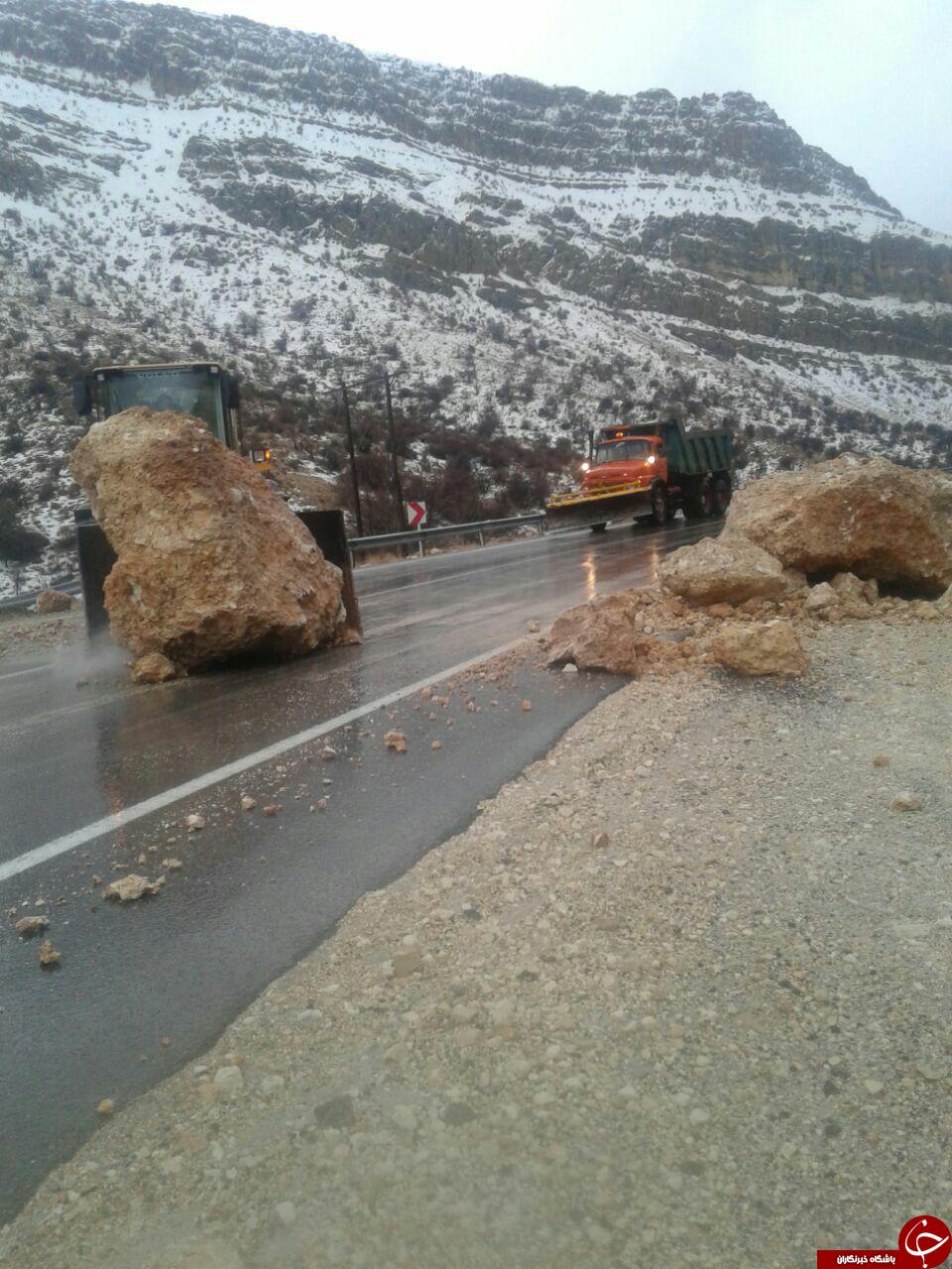 ریزش&zwnj;برداری جاده توسط راهداران + تصاویر