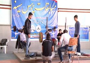 گردن آویز طلا بر سینه ی ورزشکاران پرس سینه مهابادی