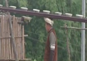 حمل عجیب غذا با سر + فیلم