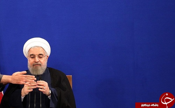 ماجرای پرده&zwnj;های سبز و آبی پشت روحانی چیست؟