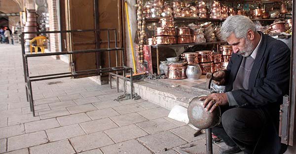 صدای دل انگیز کوبش مسگران کرمانی بر ظروف مسی