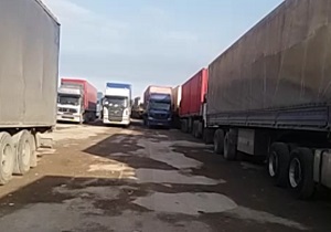 سرگردانی رانندگان تریلی های ترانزیتی در مرز مهران + فیلم