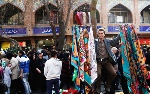 بساط گستری دستفروشان در روزهای منتهی به پایان سال/پشت پرده سودجویی های خیابانی