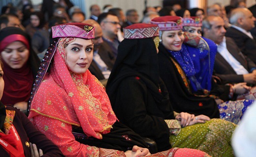 شناخت و آگاهی بیشتر مناطق گردشگری سیستان وبلوچستان با پوشش لباس های محلی مهمانداران