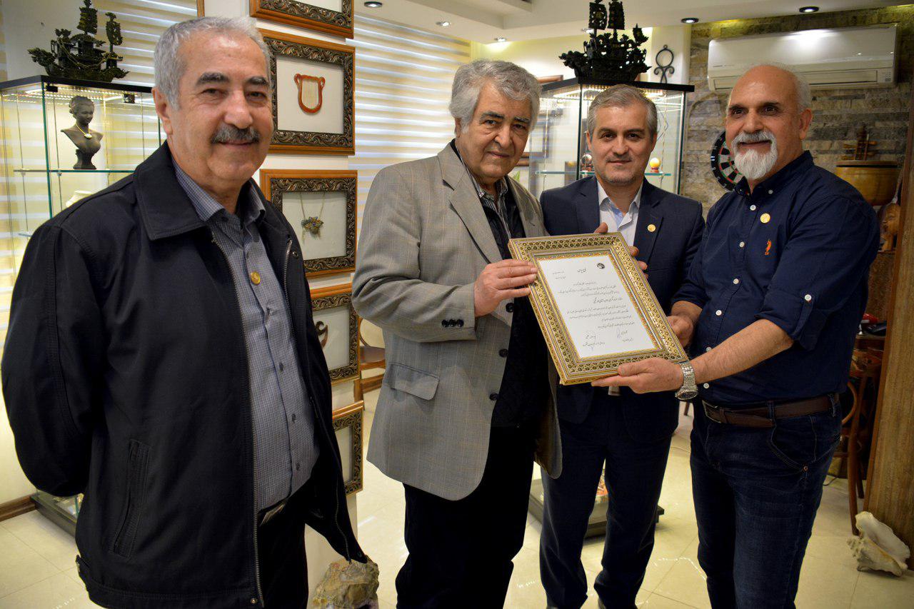 تجلیل موسسه هنرمندان پیشکسوت از هنرمند تراش&zwnj;سنگ&zwnj;های قیمتی