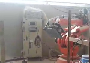 نگاه کارگران کارخانه به دست مسئولان + فیلم