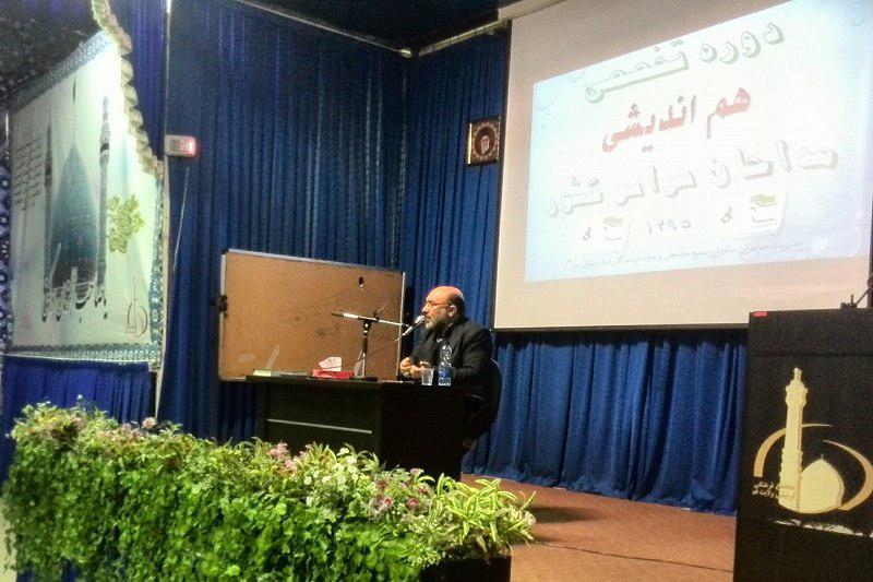 مداحی یک اقیانوس عمیق و گسترده است/دیدار‌های رهبری بهترین منبع آموزشی برای شاعران آیینی و مداحان است