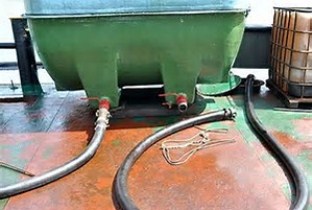 کشتی خارجی حامل گازوییل قاچاق به دام قانون افتاد