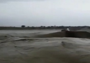 جاری شدن سیل در رودخانه خرم آباد + فیلم