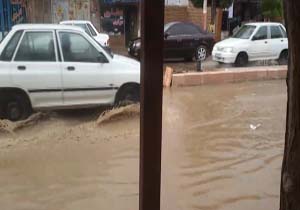 غرق شدن خودرو در خیابان!! + فیلم