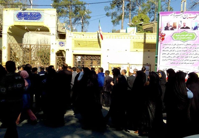 تجمع اعتراض 300 کارگر کارخانه پارسیلون مقابل استانداری لرستان