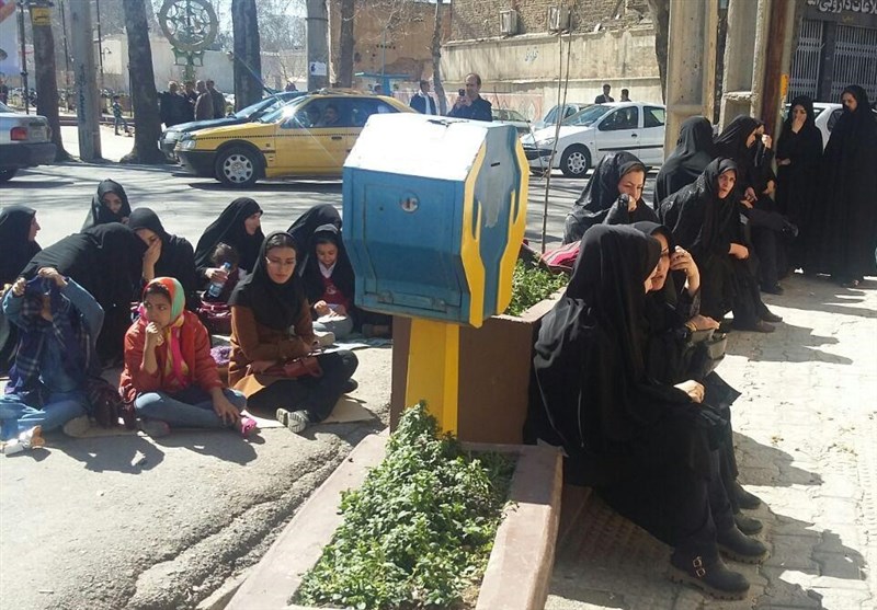 تجمع اعتراض 300 کارگر کارخانه پارسیلون مقابل استانداری لرستان