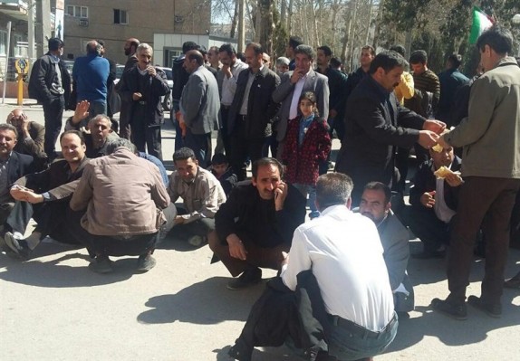 تجمع اعتراض 300 کارگر کارخانه پارسیلون مقابل استانداری لرستان