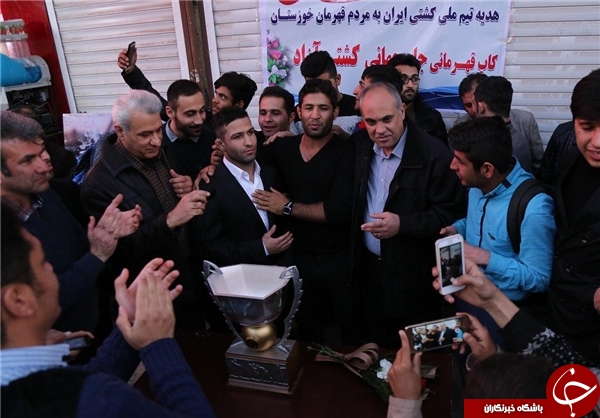 اقدام ارزشمند کشتی&zwnj;گیران ایران؛ همدردی با خوزستانی&zwnj;ها و اهدای جام به مادرشهید+عکس