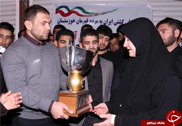 اقدام ارزشمند کشتی&zwnj;گیران ایران؛ همدردی با خوزستانی&zwnj;ها و اهدای جام به مادرشهید+عکس