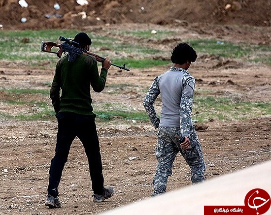 تصاویر آرایش نظامی حشد شعبی در &laquo;تلعفر&raquo; / واکنش جالب رزمنده عراقی به نماد داعش