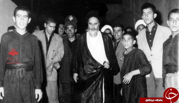 تصویری دیده نشده از حضور امام(ره) در یک دسته عزاداری
