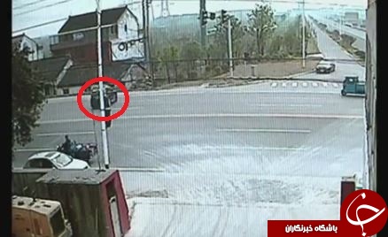 فرود خودرو بر بام یک خانه! +تصاویر