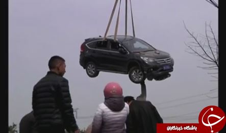 فرود خودرو بر بام یک خانه! +تصاویر