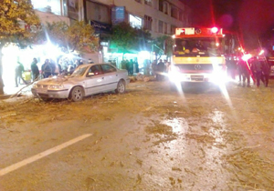 سقوط درخت بر روی خودرو در ساری