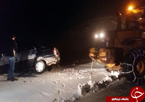 بیرون کشیدن ۵۰ خودروی گرفتار در برف