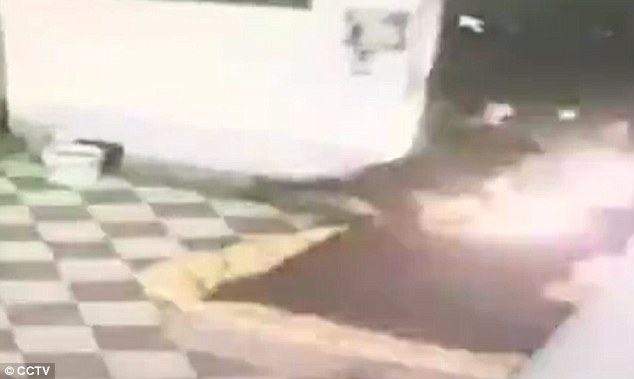 لحظه وحشتناک زنده سوزاندن یک کارتون&zwnj;خواب در خیابان +فیلم