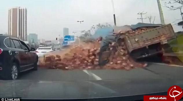 لحظه وحشتناک دفن شدن خودرو زیر چند تن آجر +عکس
