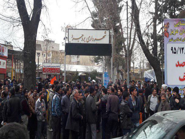 اعتراض کارگران شهرداری بروجرد مقابل شورای شهر و شهرداری