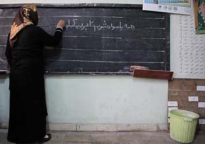 تجلیل از خانواده شهدای سوادآموزی استان