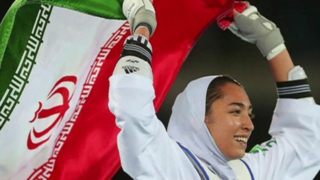 8 فروردین/خوانده دارایی//مصاحبه عیدانه////کیمیا علیزاده: به یک هوادار دروغ گفتم/ یک خرس دارم که همیشه با من است/ از شهرت بدم می آید