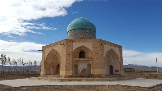 گنبدی با گلوبند فیروزه ای