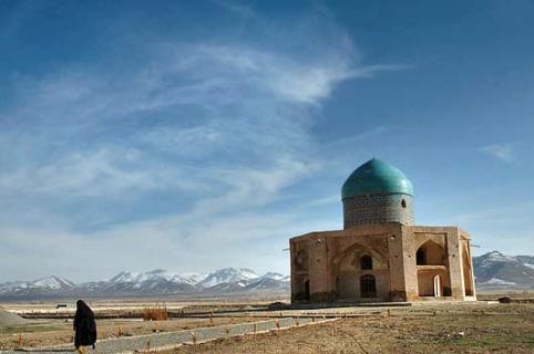 گنبدی با گلوبند فیروزه ای