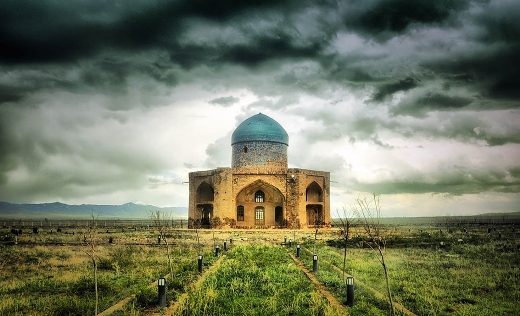 گنبدی با گلوبند فیروزه ای