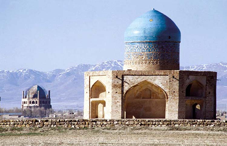 گنبدی با گلوبند فیروزه ای