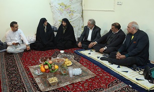مولاوردی با خانواده یکی از زندانیان دیدار کرد