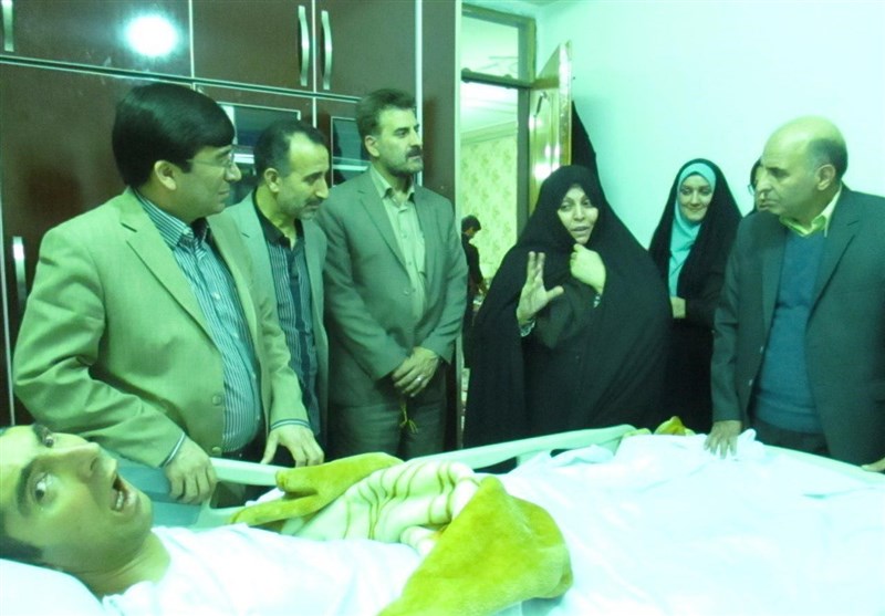 دیدار جمعی از پزشکان با شهید زنده لرستان + تصاویر
