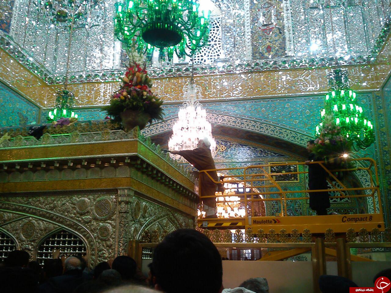 غبار روبی ضریح امام رضا (ع) در آستانه سال نو + تصاویر