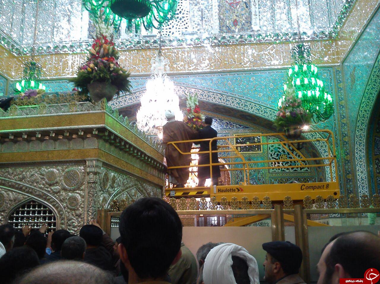 غبار روبی ضریح امام رضا (ع) در آستانه سال نو + تصاویر