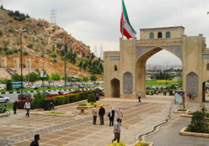 فعالیت ستادهای راهنمای زائران نوروزی در ورودی‌های شیراز