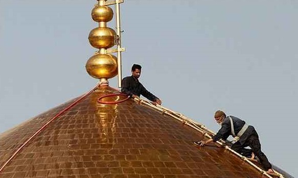 شست‌وشوی گنبد منور حضرت رضا(ع) همزمان با میلاد حضرت زهرا(س)