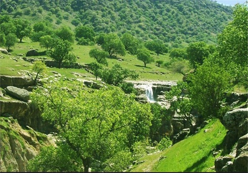 گردشگران آلمانی و اتریشی در شلال دان باشت