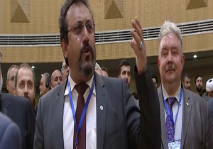 شعرخوانی یکی از اعضای حاضر در کنفرانس بین‌المللی حمایت از انتفاضه فلسطین در حضور رهبر انقلاب + فیلم