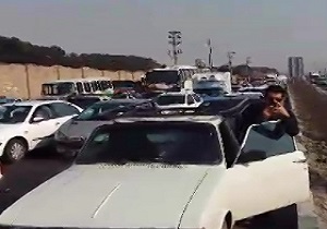 گرفتاری تریلی در پیچ جاده، باعث ترافیک سنگین شد + فیلم
