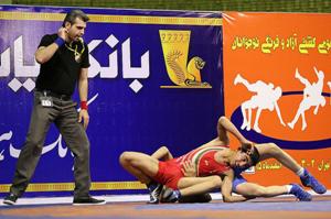 یک داور گیلانی در جمع قاضیان رقابت های کشتی کشور