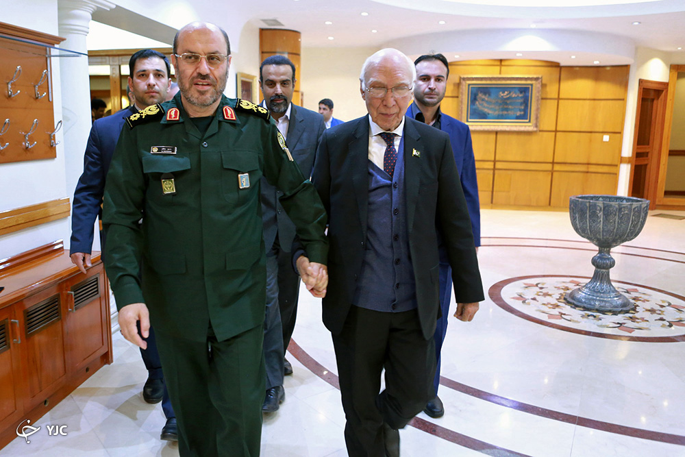 مشاور نخست وزیر پاکستان در امور خارجی با سردار دهقان دیدار کرد