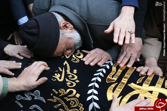 عکس/ بوسه سردار نقدی بر تابوت مادرش