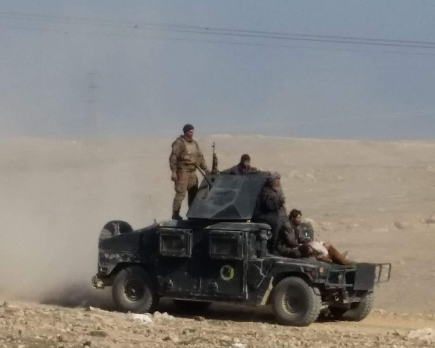 جزئیات کامل آزادسازی فرودگاه موصل/ اهتزاز پرچم عراق بر فراز پادگان 