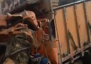 شاخ به شاخ شدن دو بنز ده چرخ در جاده رامهرمز + فیلم