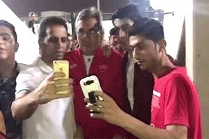 چالش سلفی بازیکنان پرسپولیس و هواداران در دبی + فیلم